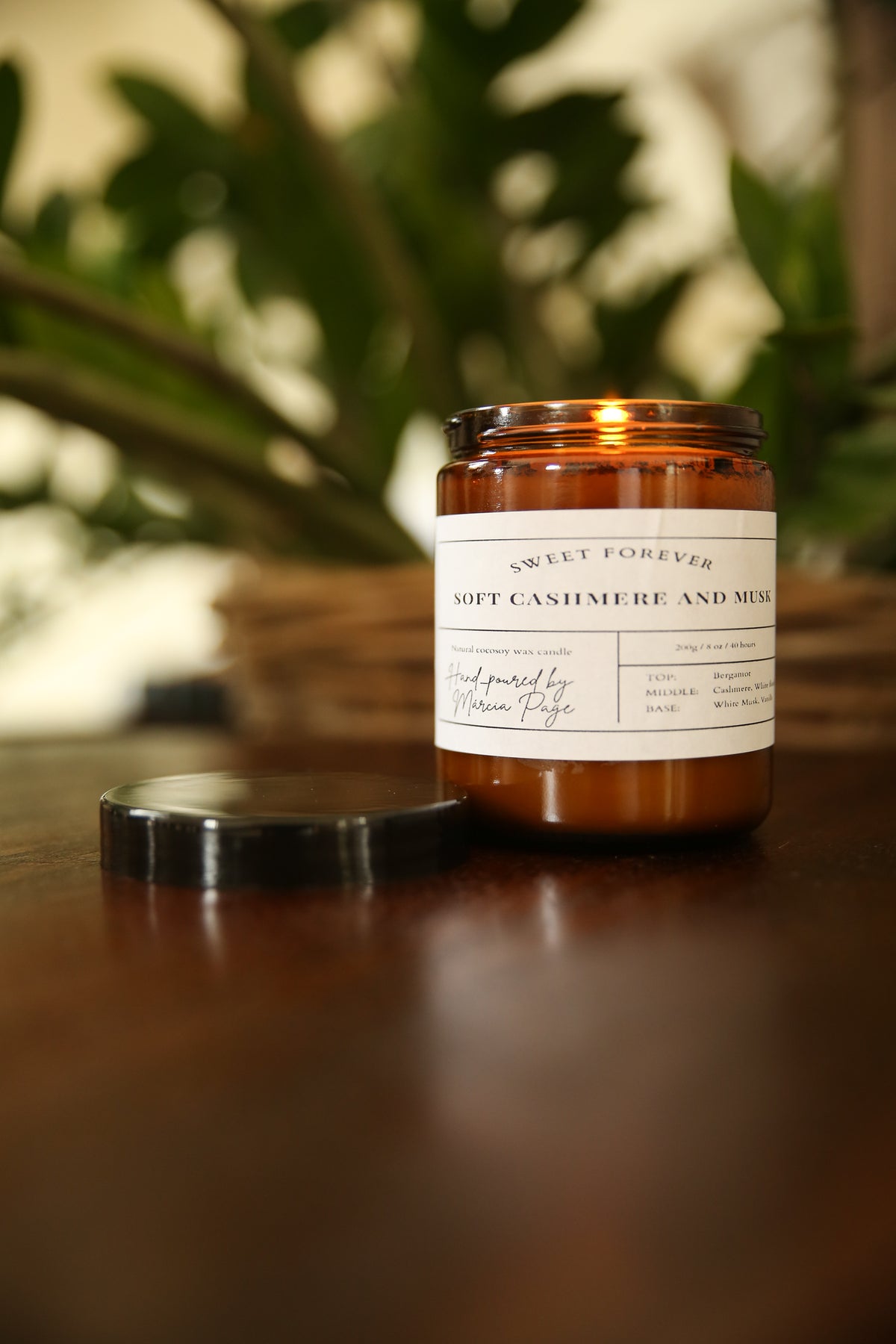 Fresh Cashmere and Musk Scented Candle